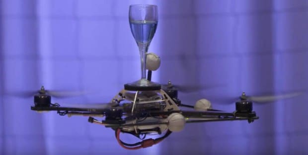 Quadrocopter mit Wasserglas