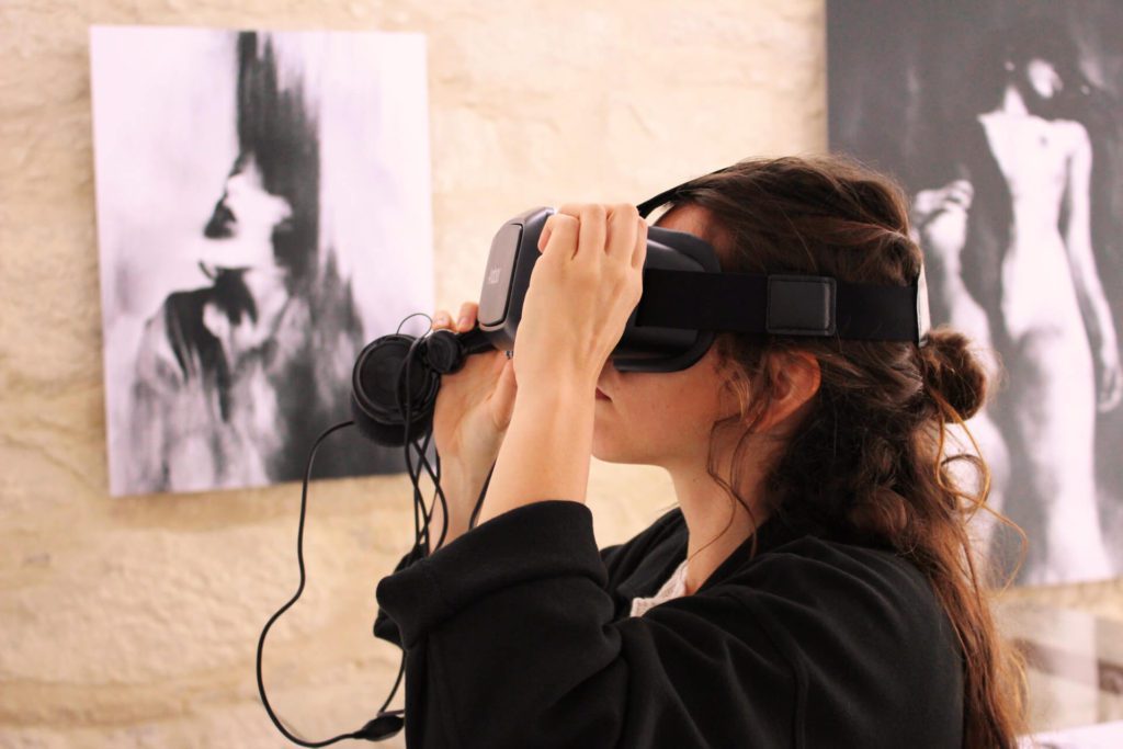 Silvia Grav mit VR-Brille