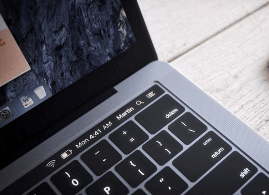 Die berührungsempfindliche OLED-Leiste über der Tastatur ist beim MacBook Pro 2016 (vermutlich) frei programmierbar und kann Informationen wir den Akkustand, die WLAN Stärke und Uhrzeit anzeigen (Quelle: theapplepost.com).