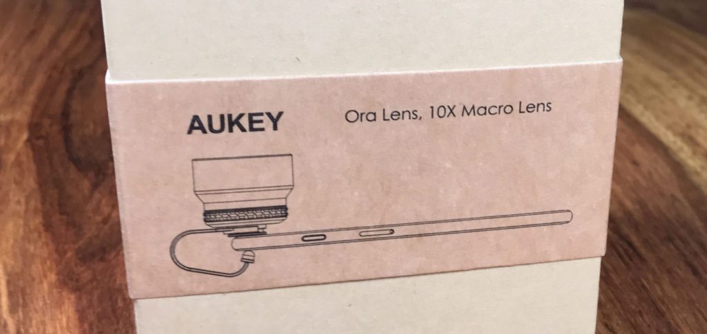 Die Zeichnung auf der Aukey Verpackung zeigt schön, wie das Makro-Objektiv am iPhone angebracht wird (Fotos: Sir Apfelot).