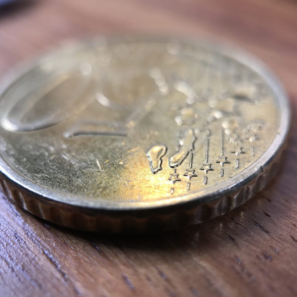 Bei diesem Makro-Foto der Münze sieht man deutlich, wie wenig Schärfentiefe die Aufnahme hat. Schrägaufnahmen sind davon natürlich besonders betroffen. :)