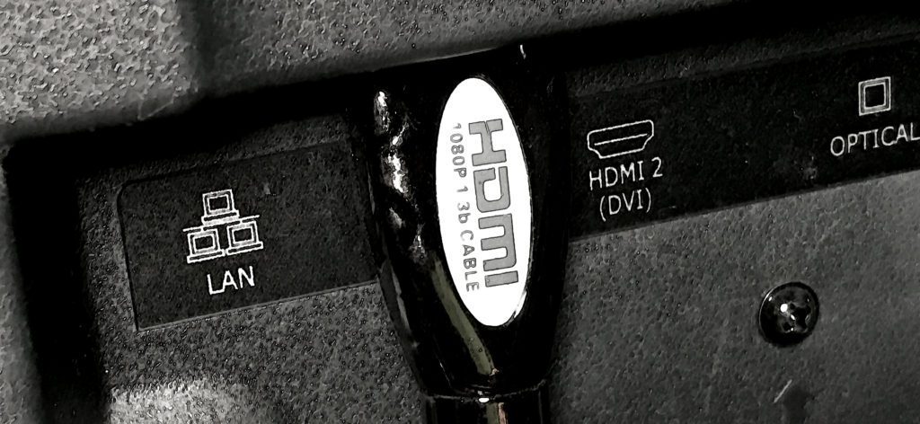 Der HDMI Anschluss ist der gängige Anschluß, um Geräte wie DVD-Player, Bluray-Player und Fernseher zu verbinden. Auch viele Computer verfügen über solch einen Ausgang (Foto: Sir Apfelot).
