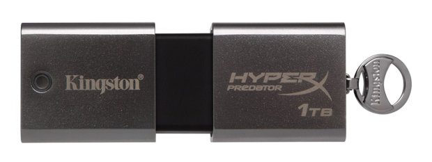 Der Kingston USB Stick mit 1TB Kapazität ist aktuell der einzig verfügbare Stick mit einem Terabyte Speicher (Foto: Amazon).