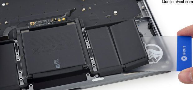Der dreiteilige Akku des MacBook Pro 2016 mit 13'' Größe. Eine MacBook Pro Powerbank bzw. mehrere externe Akkus, die in Frage kommen und einen USB-C Anschluss unterstützen, findet ihr hier.
