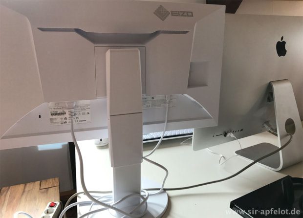 Rückansicht des Eizo (links) und des 27 Zoll iMac (rechts): Für große Menschen ist die Möglichkeit, den Eizo-Monitor so weit hoch stellen zu können, sehr angenehm.
