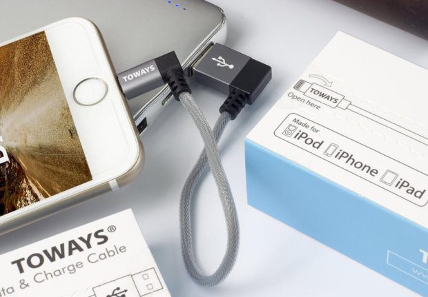 Toways Lightning-Kabel mit USB Stecker und Lightning Stecker der um 90 Grad abgewinkelt ist (Foto: Amazon).