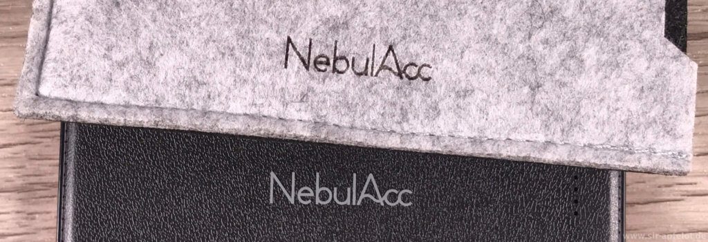 NebulAcc liefert mit dem Akku eine ganz hübsch gemachte Hülle aus Filz, die auch einen kleinen Einschub für einen Adapter hat. Leider ohne zuverlässige Verschlußmöglichkeit.