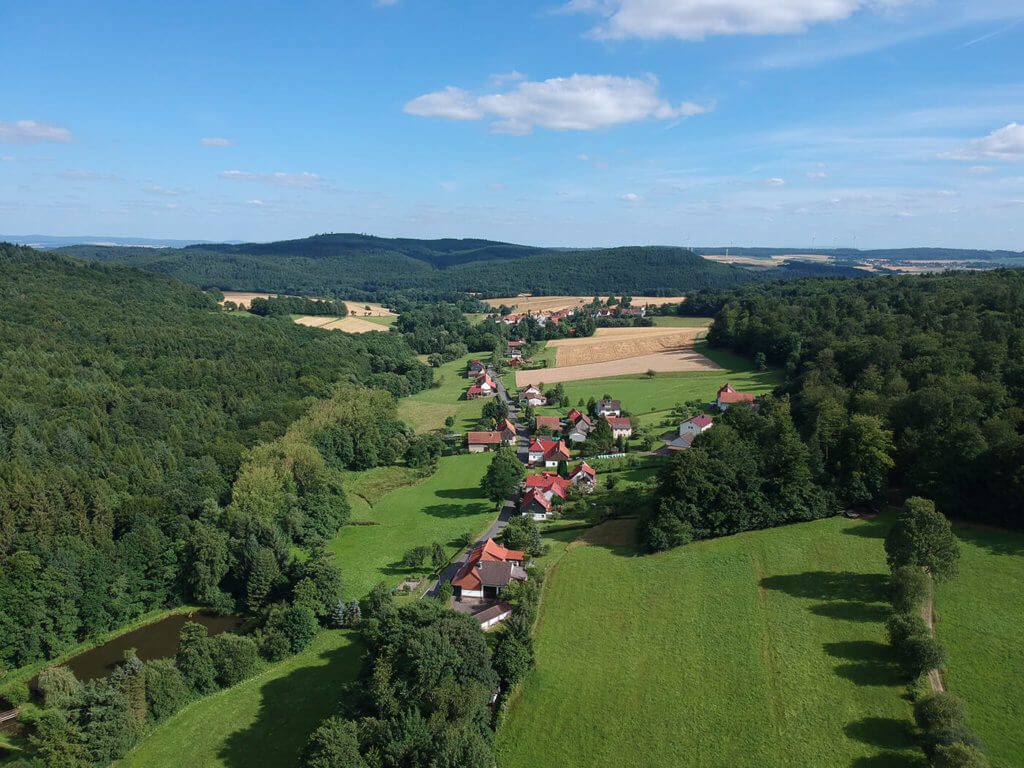 Hier eine Aufnahme des Ortes Schönstein (Gilserberg) – wie man sieht, gibt es hier jede Menge Wald. ;-)