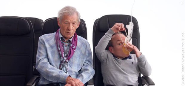 Im neuen British Airways Sicherheitsvideo, das ab 1. September 2017 in Flugzeugen des Anbieters zu sehen sein wird, werben Filmstars für Sicherheit beim Flug und für die Organisation Comic Relief. (Bild: British Airways / YouTube)