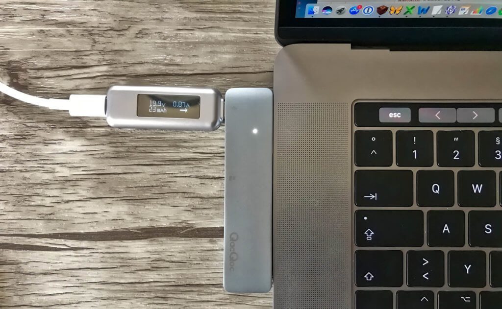 Mit dem USB-C-Multimeter läßt sich der Ladetrom messen, der ins Dock fließt. Hier sind es nur 870 mAh – ein Zeichen, dass das MacBook Pro gefüllt ist und sich langweilt. ;-)