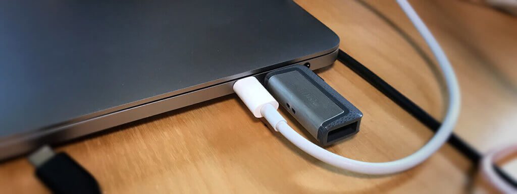 Schließt man den SanDisk Ultra Stick über den USB-C Port am MacBook Pro an, hat man immernoch genug Platz für den Ladestecker, der in den zweiten USB-C Port eingesteckt werden kann.
