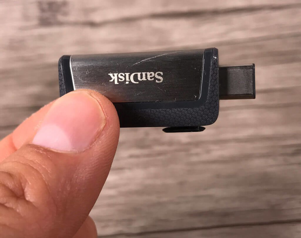Klein und schnell: der SanDisk Ultra USB-Stick ist erstaunlich klein und enthält trotzdem 128 GB sowie USB-C und USB-A Stecker im Inneren (Foto: Sir Apfelot).