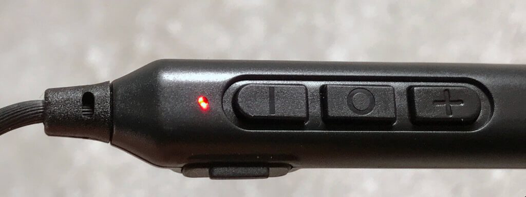 Die kleine LED zeigt den Betriebszustand an. Im Pairingmodus blinkt sie rot und blau.