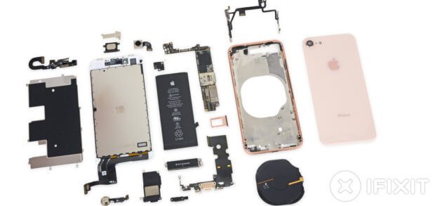 Die (größeren) Einzelteile, die beim Apple iPhone 8 Teardown von iFixit zutage gefördert wurden. Details zu Chips, Platinen, Kabeln, Schrauben und mehr gibt's im Artikel.