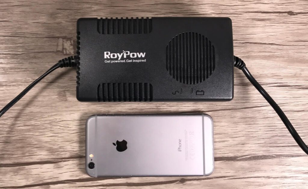 Im Vergleich mit dem normalen iPhon 6 (kein Plus) sieht man, wie handlich der RoyPow Spannungswandler ist.