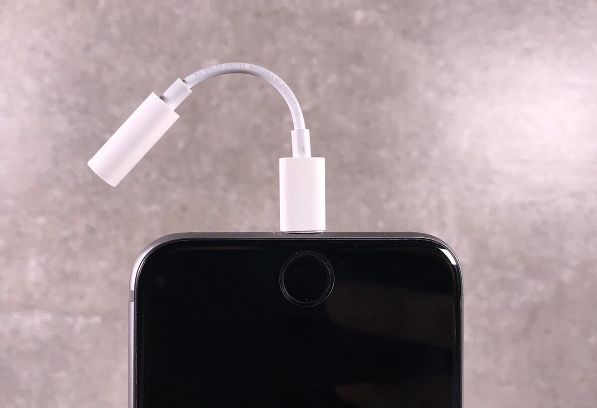 Conectar auriculares con cable a un iPhone a través del conector Lightning  