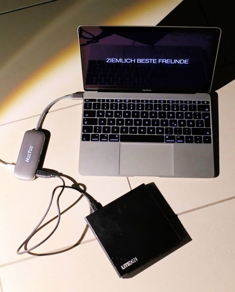 Im Foto meiner Leserin Brigitte: ihr 12-Zoll MacBook mit HooToo USB-C Hub und LiteOn DVD-Brenner – funktioniert alles wie es soll!