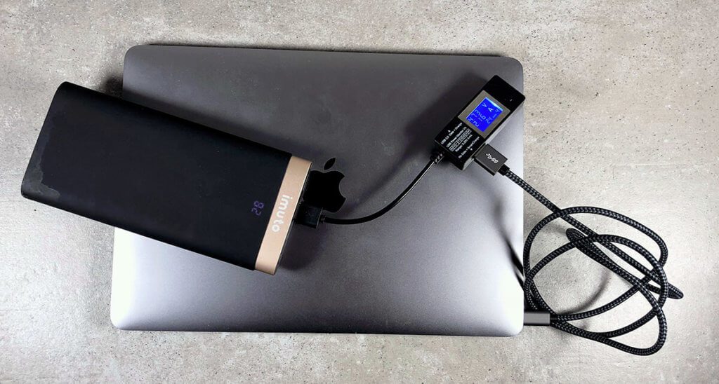 Durch die hohe Kapazität von 20.000 mAh läßt sich die Powerbank mit dem entsprechenden USB-C-Ladekabel auch problemlos zum (langsamen!) Laden des MacBooks einsetzen.