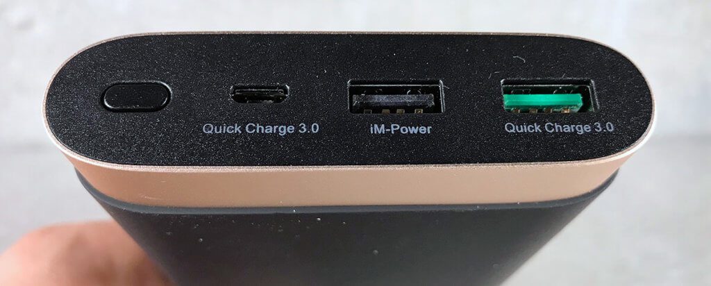 Die iMuto kann nicht nur über den entsprechenden USB-Port andere Geräte über QuickCharge aufladen. Auch der Zusatzakku selbst kann über den QC 3.0 Standard sehr schnell "gefüllt" werden.