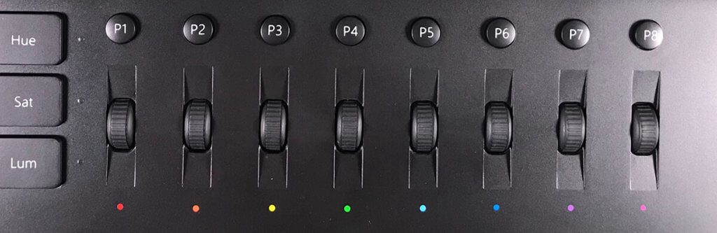 Im oberen Bereich des Bildmischpults findet man die Scrollräder für die detailierten Farbkorrekturen sowie die frei programmierbaren Buttons – was am Aufbau der Bedienelemente "wirr" sein soll, kann ich beim besten Willen nicht nachvollziehen. 