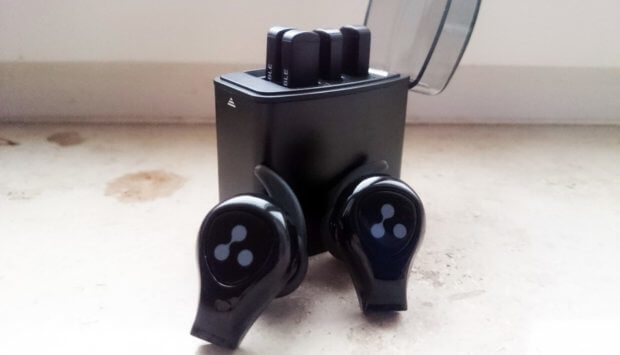 Die mit den drei Punkten des Hersteller-Logos ausgestatteten Tasten der Syllable D9X Kopfhörer machen ein unschönes Klick-Geräusch.