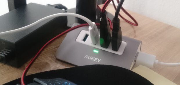 Minimalistischer Schreibtisch oder Kabelsalat: der 4-Port USB 3.0 Hub von AUKEY zeigt sich nicht nur einsatzbereit, sondern ist auch nett anzuschauen.