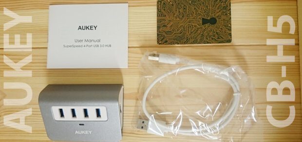AUKEY CB-H5 Lieferumfang: USB-Verteiler, Kabel (60 cm), Anleitung und Garantie-Karte.