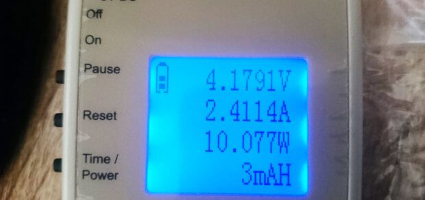 Fordert man 2,4 A zum schnellen Aufladen von Geräten, dann sinkt die Volt-Zahl. Im Durchschnitt kommt man auf 10 Watt.