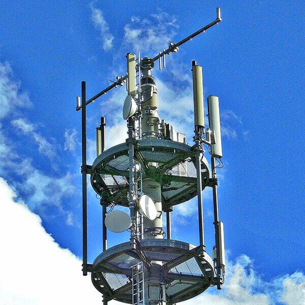 Der Ausbau von LTE-Funkmasten ermöglicht auch schnelles Internet auf dem Land – leider zu hohen Kosten der Benutzer (Foto: Pixabay).