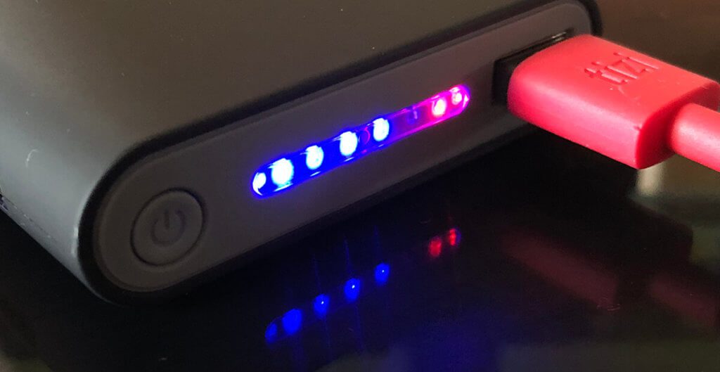 Die LED-Anzeige der RealPower PB-8000 zeigt mit blauen, roten und grünen LEDs an, wie der Ladezustand ist, ob das Wireless-Charging aktiviert ist und ob ein Gerät über das Qi-Charging aufgeladen wird.