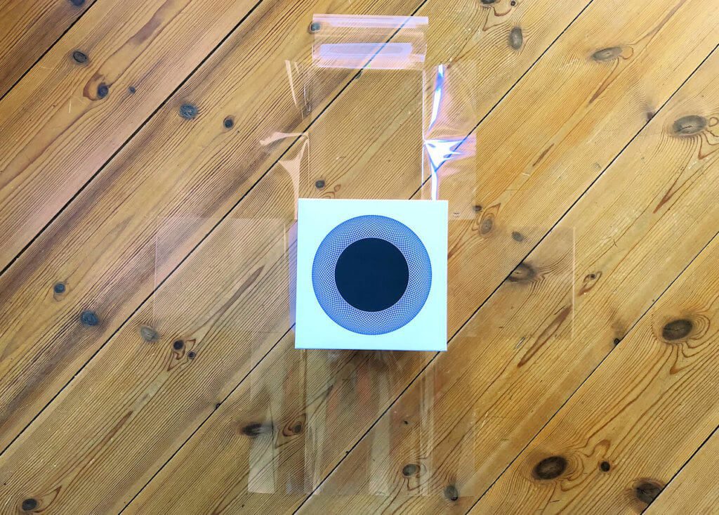 Die Folienverpackung des Smarthome-Lautsprechers zeigt schon eine gewisse Detailverliebtheit, die man bei Apple-Produkten gerne sieht.