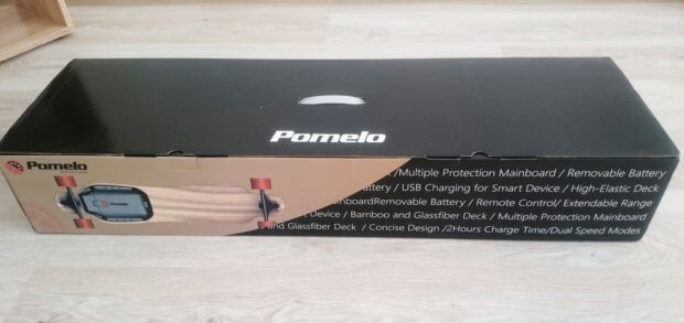 Die Pomelo P5 Verpackung weist schon auf den Inhalt und die Specs des Geräts hin. Hinweis: die Reifen sind nur auf der Box orange.