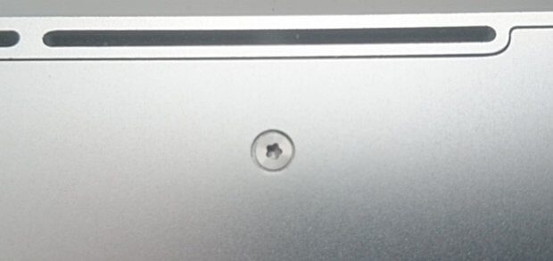 Ein Pentalobular Schraubenkopf an der Unterseite des Apple MacBook Pro 2012. Auch hier muss wie beim iPhone zum Öffnen / Reparieren ein Pentalob Schraubenzieher her. Bild: Sir Apfelot