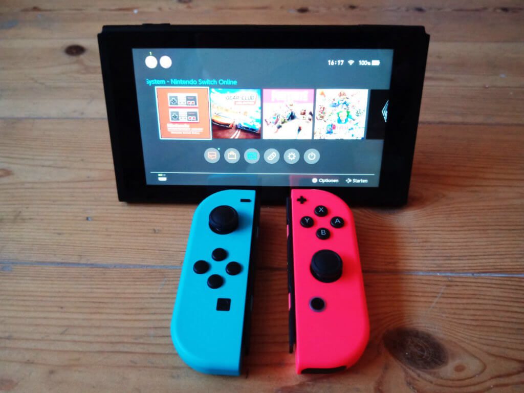 Die Nintendo Switch im "Tisch-Modus" mit abgenommenen Joy-Cons.
