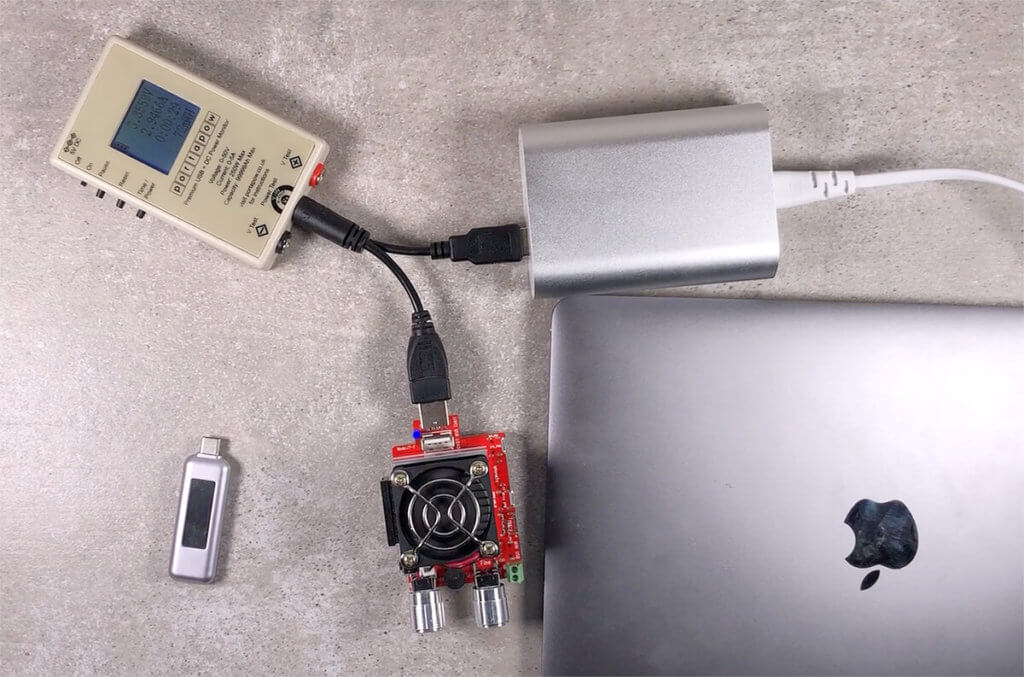 Hier der Artwizz PowerPlug beim Leistungstest am USB-A-Port.