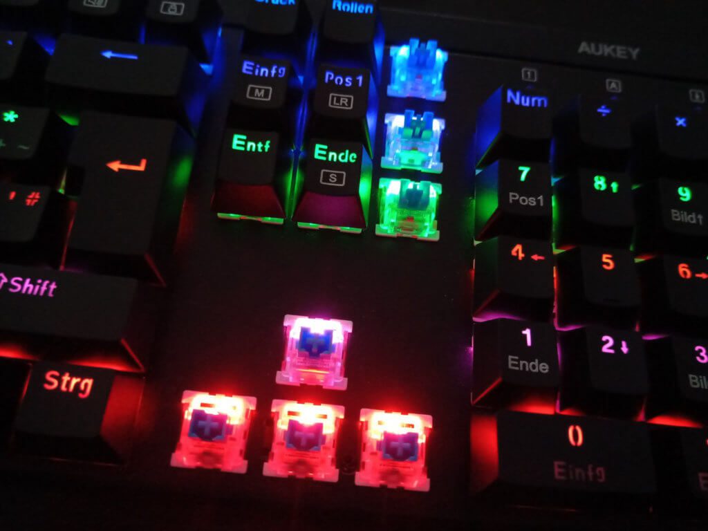 Die AUKEY KM-G6 Gaming Tastatur beleuchtet jede Taste individuell mit einer LED. So lassen sich auch eigene Hotkeys individuell hervorheben.