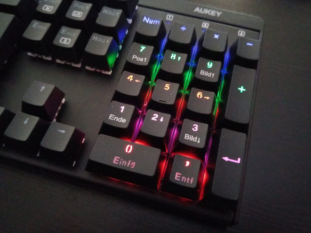 Anders als das zuvor getestete Modell bringt die AUKEY KM-G6 Tastatur einen Nummernblock mit - ebfalls beleuchtet.