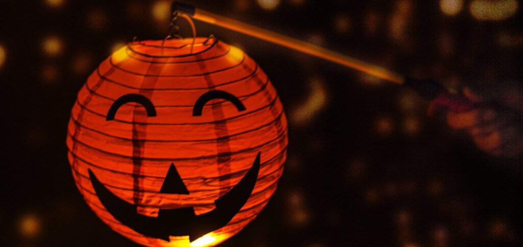 Ihr sucht einen Laternenstab mit LED für Kinder, mit dem der Lampion am Martinstag oder zu Halloween lange und sicher leuchtet? Dann geht mit dieser Laterne, und sie geht mit euch ;) Bild: Keten / Amazon