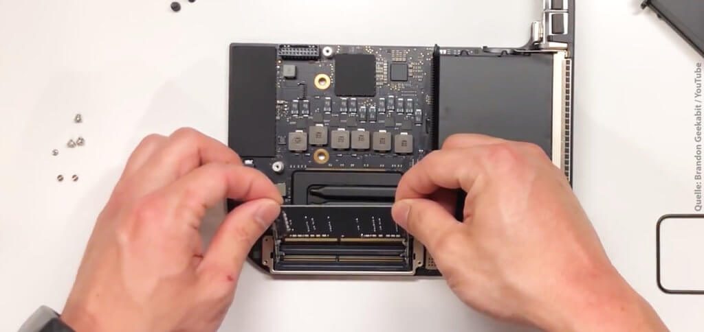 Ihr wollt den Apple Mac Mini 2018 RAM aufrüsten, um mehr Arbeitsspeicher nutzen zu können? Hier findet ihr die Schritt-für-Schritt- und Video-Anleitung dafür! Zudem habe ich euch passendes Werkzeug und RAM-Riegel verlinkt ;)