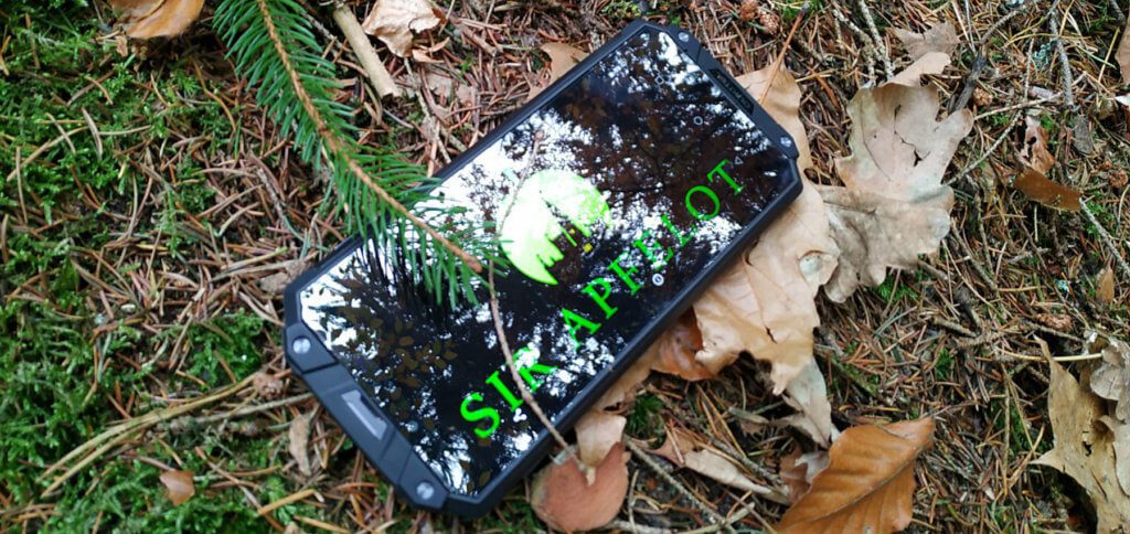 Das OUKITEL WP2 ist ein Outdoor-Smartphone mit Android 8 als Betriebssystem. Der robusten Bauweise macht der Waldboden nichts aus.