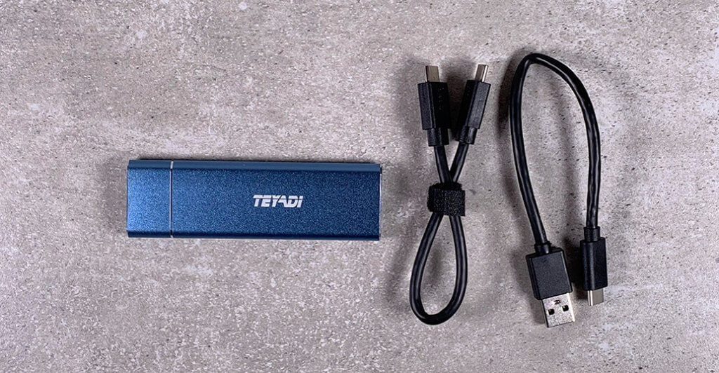 Der Lieferumfang des Teyadi Flash-Speichers umfasst Kabel für USB-A und USB-C Buchsen.