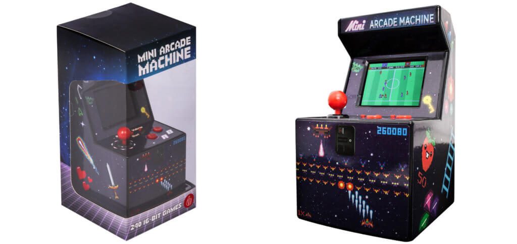 Für die Generation Pac-Man: Die "Thumbs Up" Mini-Retro-Konsole mit 240 vorinstallierten Spielen in 16 Bit Optik. Bilderquelle: Thumbs Up / Amazon