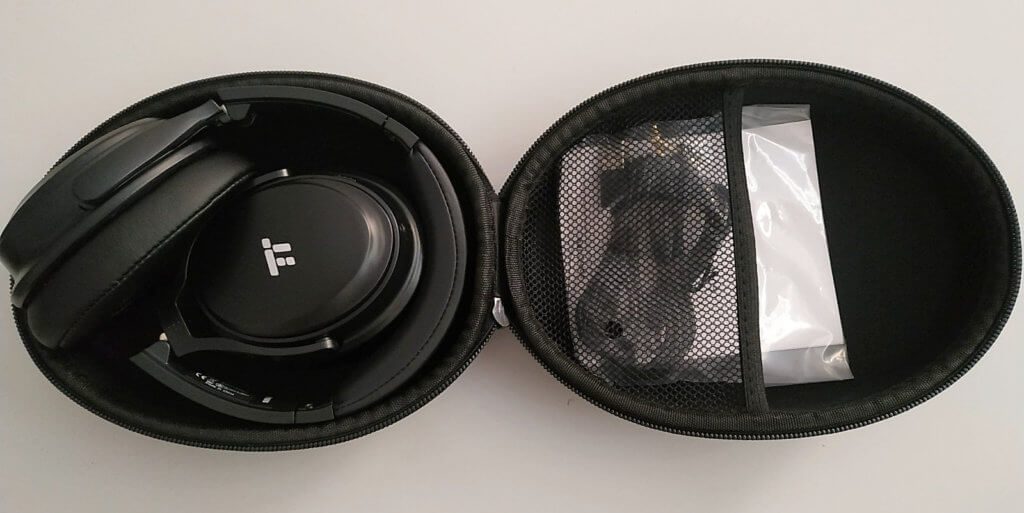 Die TaoTronics TT-BH22 Over-Ear-Kopfhörer lassen sich zusammenklappen und mit dem Zubehör (Ladekabel und Klinke-Kabel) in der Transportkapsel aufbewahren.