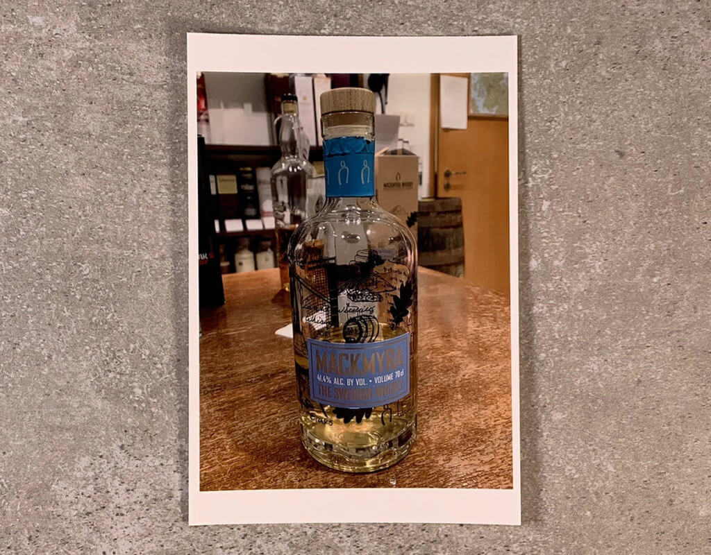 Diese Foto einer Whisky-Flasche habe ich mal für den Vergleich der Details herangezogen. Man beachten den Bereich der Flasche oberhalb des Etiketts.