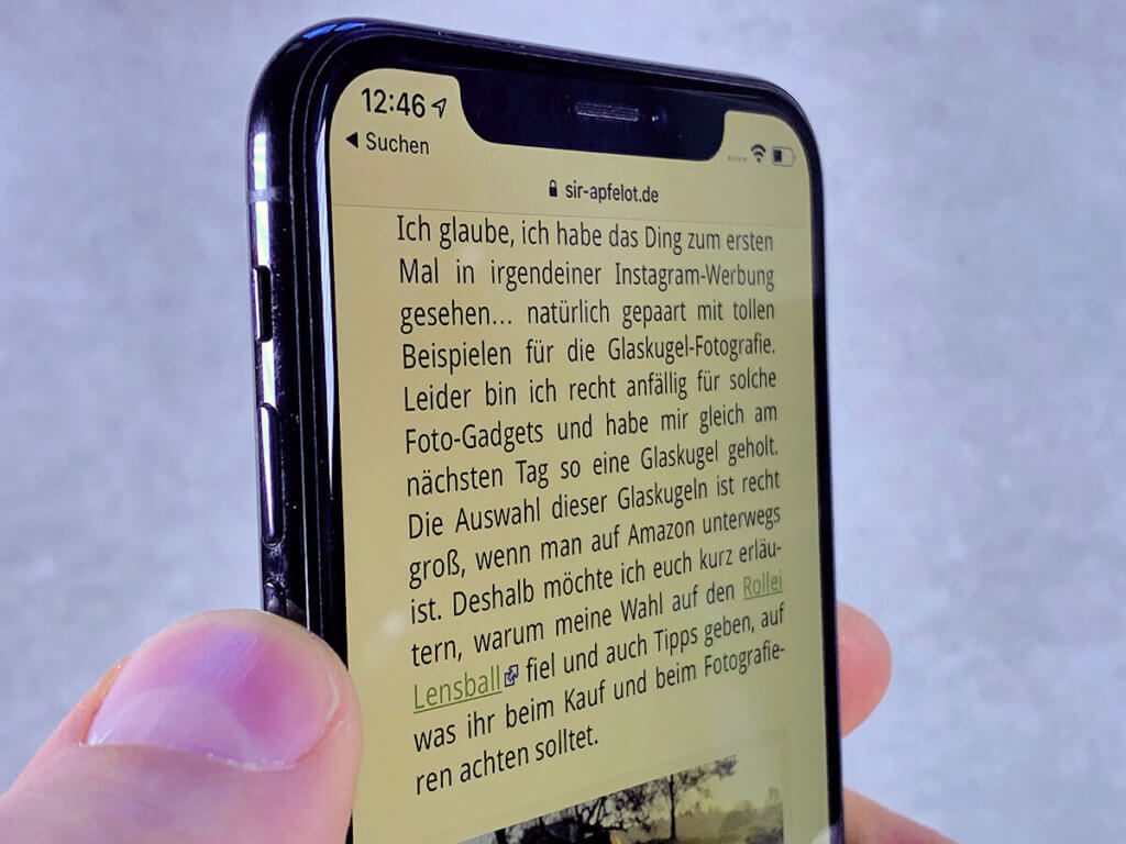 Hier sieht man das iPhone X Display ohne das Artwizz PrivacyGlass schräg von der Seite. Der Text ist noch sehr gut zu erkennen.