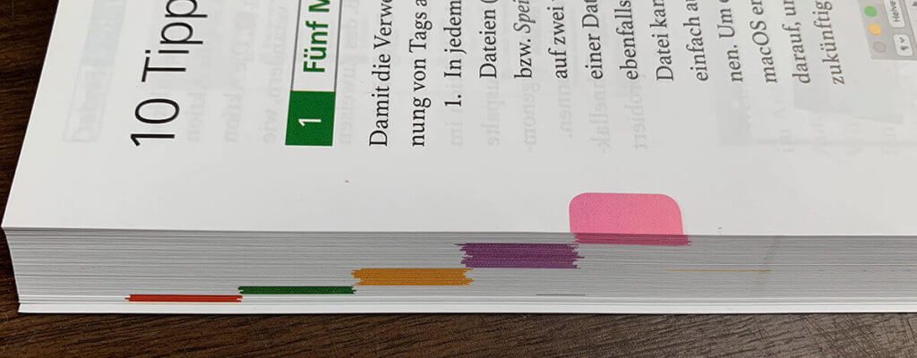 Mit farbigen Markierungen, die auch an der Seite des Buches sichtbar sind, findet man schnell das Kapitel, in dem man einen Tipp sucht.