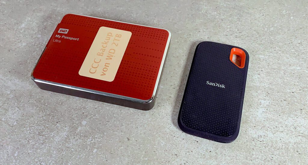 Links die Festplatte mit "drehenden Teilen" und rechts die SSD von SanDisk, die ohne mechanische Teile auskommt.