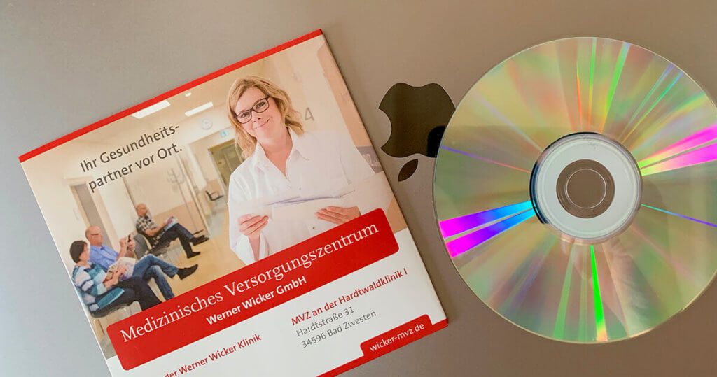 Während man früher mit großen Umschlägen voller Abzüge von Arzt zu Arzt gewandert ist, werden die Aufnahmen vom Krankenhaus in der Regel direkt vor Ort auf eine CD gebrannt und dem Patienten mitgegeben (Fotos: Sir Apfelot).