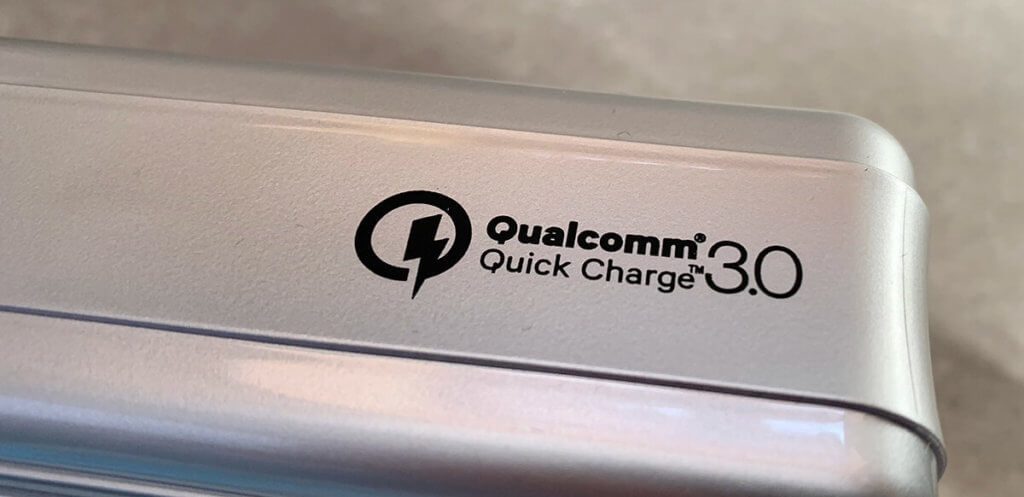 Die Zendure A8QC unterstützt den Qualcomm Quick Charge 3.0 Standard, der aber vor allem für Nicht-Apple-Tablets und iPhones ein schnelleres Laden ermöglicht.