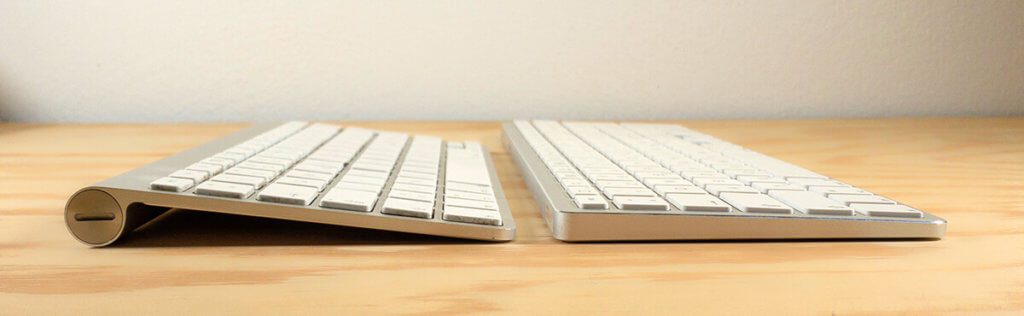 Bei der direkten Umstellung von der Apple-Tastatur auf die Satechi fällt einem auf, dass die Neigung etwas geringer ist. Das wirkt sich anfangs auf das "Tippgefühl" aus, stört aber nach kurzer Umgewöhnung nicht langfristig.